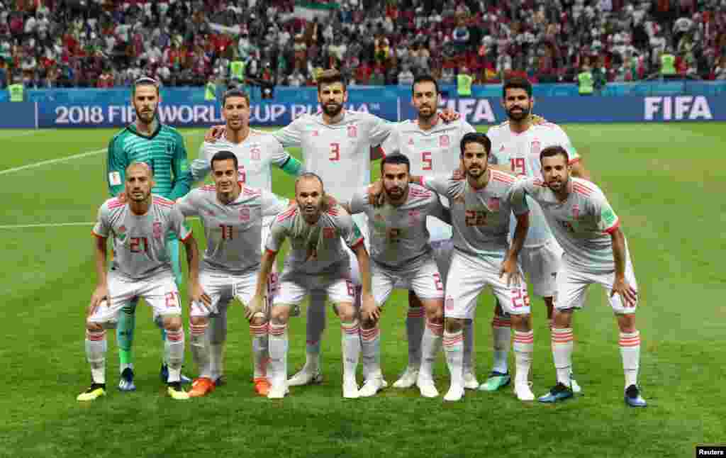 Soccer Football - World Cup - Group B - Iran vs Spain - Kazan Arena, Kazan, Russia - June 20, 2018 Spain players pose for a team group photo before the match REUTERS/Sergio Perez