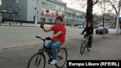 Tineri pe bicicletă pe străzile Tiraspolului, într-o duminică de primăvara