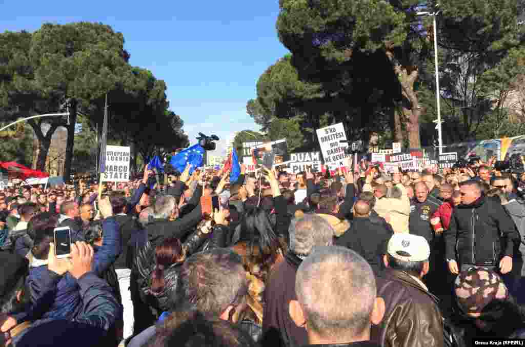 Mijëra qytetarë i janë bashkuar protestës së organizuar nga partitë opozitare në Shqipëri.