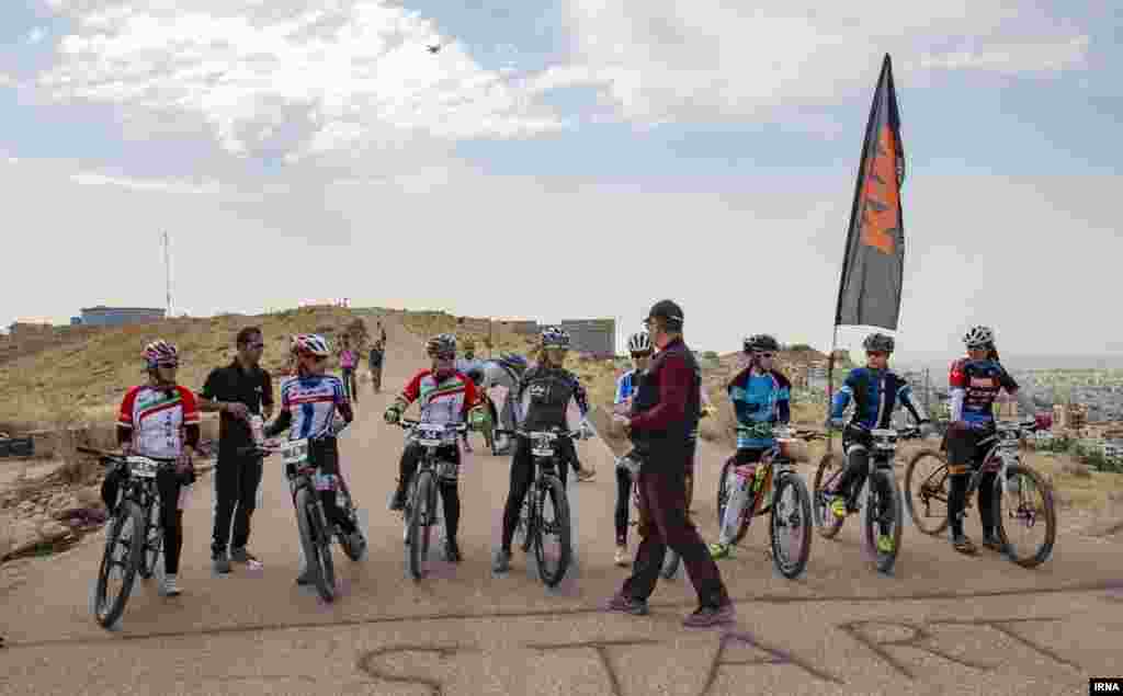 شیراز؛ رقابتهای قهرمانی دوچرخه&zwnj;سواری کوهستان بانوان کشور؛ هنوز از واکنش ائمه جمعه به این رویداد گزارشی منتشر نشده است.