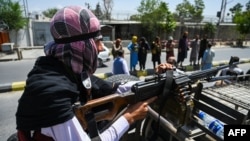 Talibanski borac patrolira Kabulom, 16. avgust 2021. 