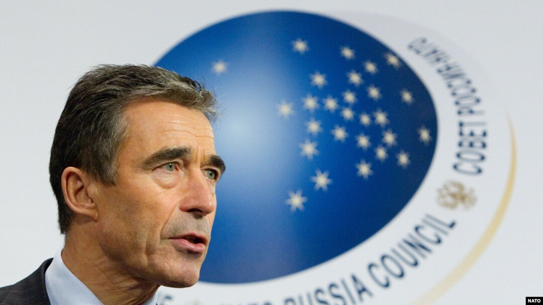 Генсек НАТО Андерс Фог Расмуссен и госсекретарь США Хиллари Клинтон представили сегодня и эмблему саммита НАТО в Чикаго, который состоится в мае 2012 года