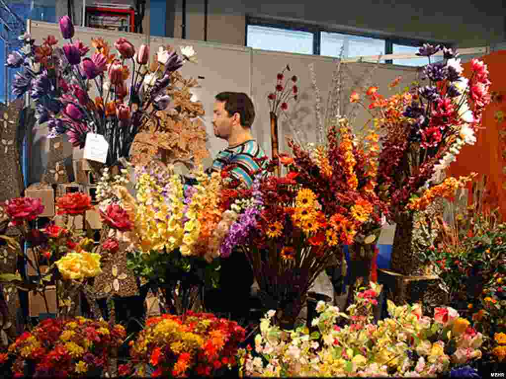 گل فروشی در بازار نوروزی شهر گرگان. عکس از مهر