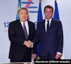 В октябре 2018 года тогда ещё президент Казахстана Нурсултан Назарбаев встретился с президентом Франции Эммануэлем Макроном в Брюсселе, Бельгия.