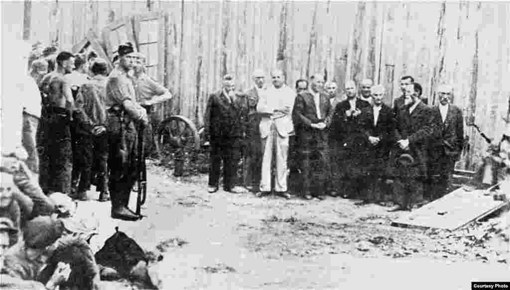 Moldova - Jevreji prije pogubljenja, 15. juli 1945. Foto: Matatias Carp