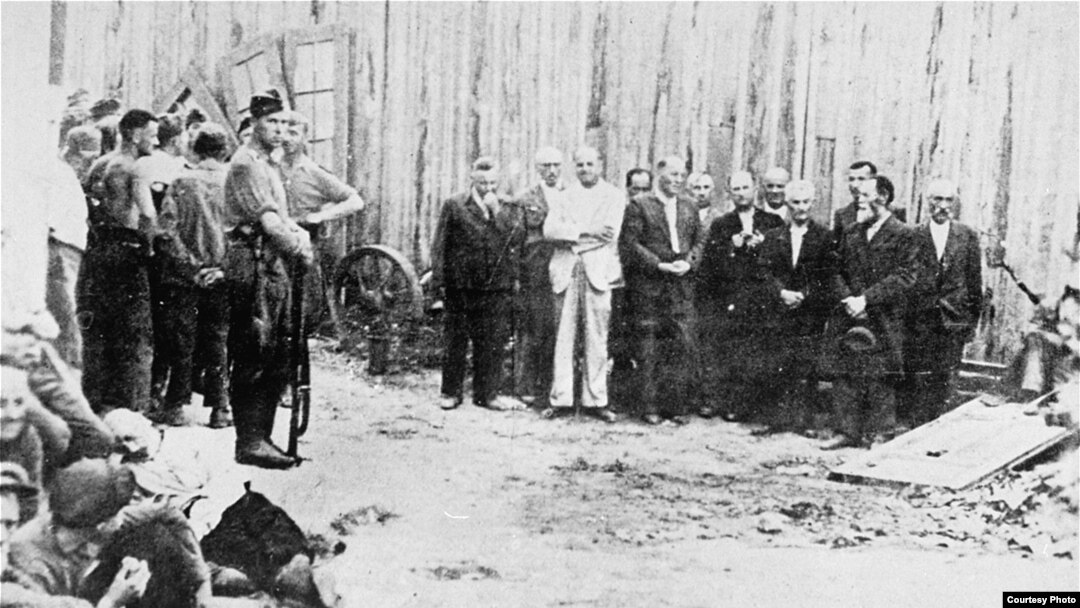 Leaders of the Jewish community of the town of Balti (right) are seen before their execution on July 15, 1941. German soldiers stand at left. (Photo: Matatias Carp, Cartea Neagra - Bucharest, 1947 - Volume III) 