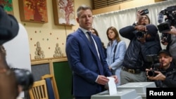 Müxalifətdəki "Tisa" partiyasının lideri Peter Madyar parlament seçkilərində səs verir