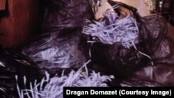Thasë të zinj që dyshohet se janë mbushur me dokumente të shkatërruara jashtëligjshëm në Fondin Republikan të Sigurimit Pensional dhe Invalidor të Serbisë.