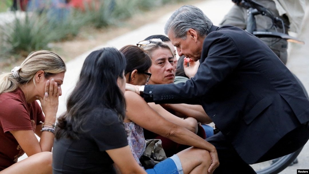 Părinți ai căror copii învață la școala din Uvalde/Texas, așteaptă vește spre soarta lor. 19 copii au fost uciși în atacul armat de la școala primară americană. 