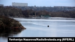 Корабель повертається після експедиції біля берегів Хортиці, Запоріжжя, 1 березня 2021 року