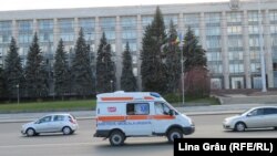 Ambulantă, trecând prin fata Guvernului de la Chișinău, 15 martie 2020