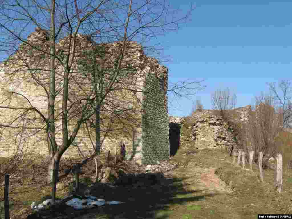 Stari grad u centru Srebrenice su sagradili Osmanlije 1.464. godine. Procjenjuje se da je to građevina iz rimskog perioda, ali su u kasnijem periodu zidine dodatno ojačane.