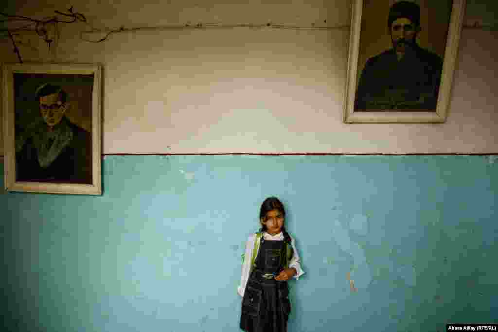 Yevlax rayonunun Hacıbədəlli kəndində orta məktəbin dəhlizi. Məktəbli qız... &nbsp;