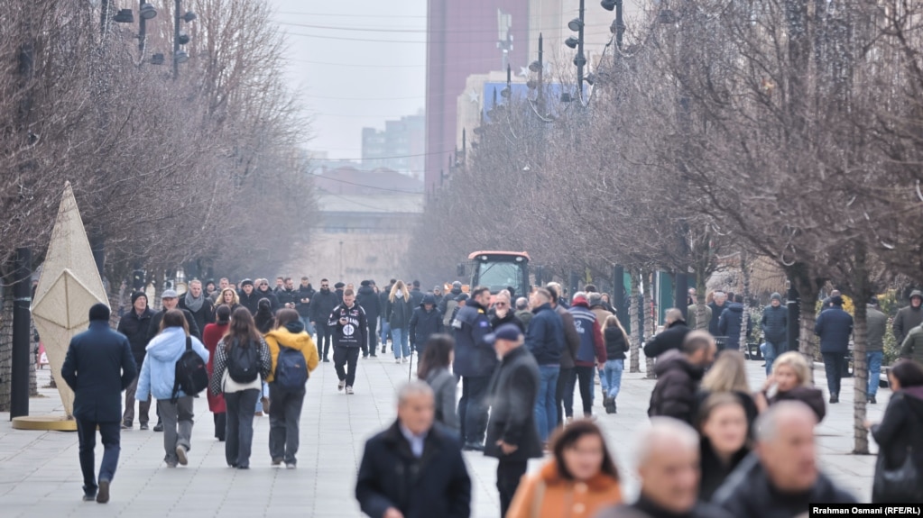 Disa qytetarë duke ecur në sheshin kryesor të Prishtinës. Specialistë të cilësisë së ajrit në Institutin Hidrometeorologjik të Kosovës – organ përgjegjës për cilësinë e ajrit – i kanë thënë më herët Radios Evropa e Lirë se periudha më kritike e ndotjes së ajrit në Kosovë është nga muaji nëntor e deri në shkurt.