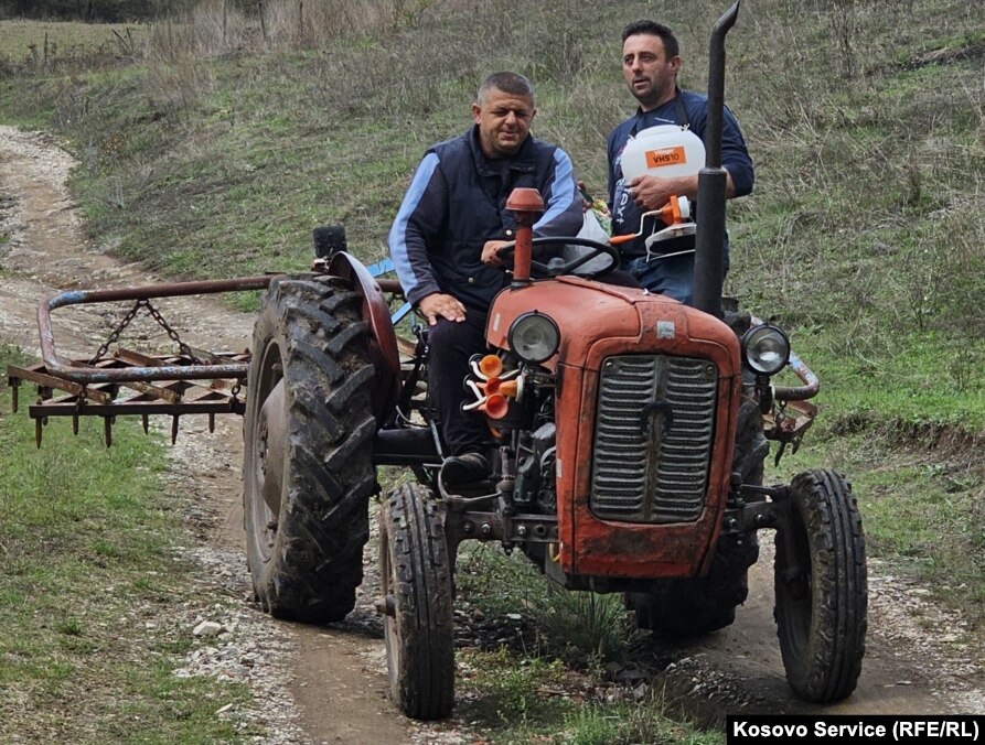 Enesi dhe Dejani hipur në traktor.