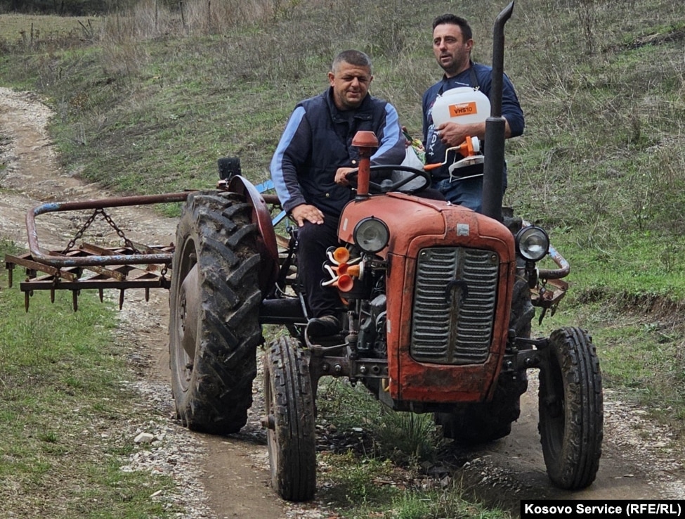 Enesi dhe Dejani hipur në traktor.