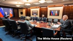 Президент США Джо Байден (справа) вместе с членами своей администрации проводит переговоры в режиме видеоконференции с президентом России Владимиром Путиным. Вашингтон, 7 декабря 2021 года