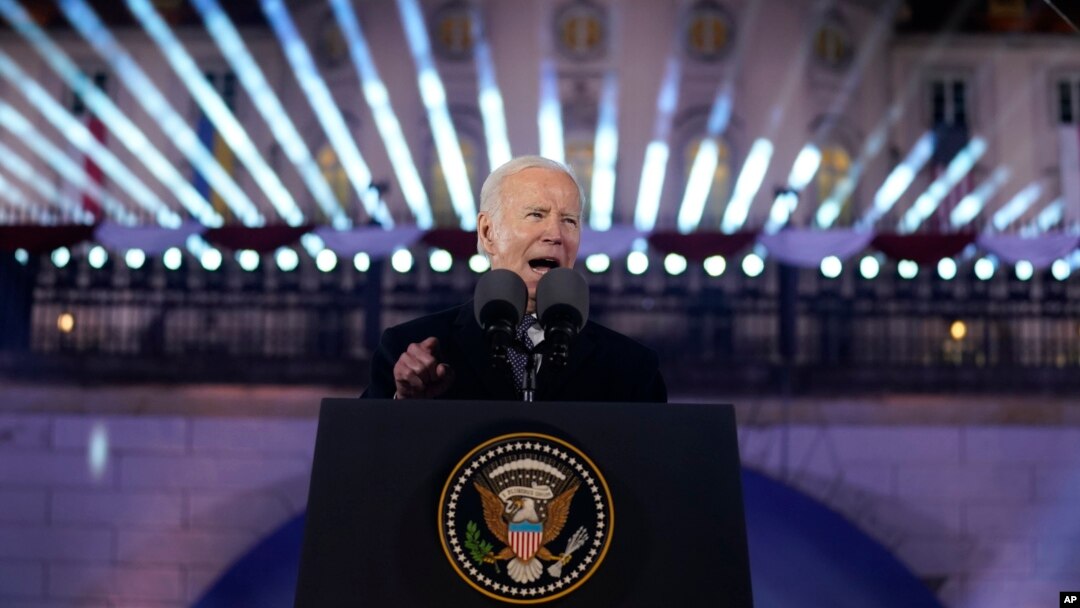 Președintele SUA, Joe Biden, a vorbit marți srară în fața unei mulțimi de mii de oameni în grădinile Castelului Regal din Varșovia, la un an de la invazia lui Putin în Ucraina.