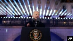 Președintele SUA, Joe Biden, a vorbit marți srară în fața unei mulțimi de mii de oameni în grădinile Castelului Regal din Varșovia, la un an de la invazia lui Putin în Ucraina.