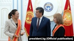 Президент Сооронбай Жээнбеков белгилүү спортчулар Айсулуу Тыныбекова жана Юлия Маслова менен. 17-октябрь, 2018-жыл. 