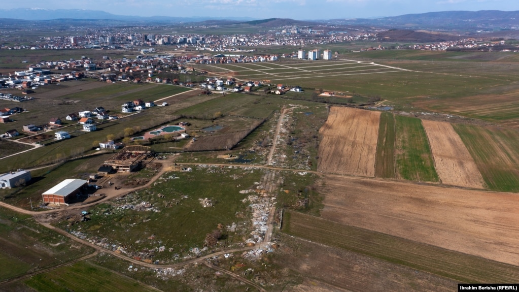 Pista e aerodromit të Drenasit mezi dallohet, pasi është mbuluar nga mbeturinat qëkur u braktis.