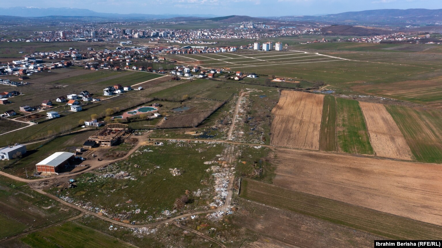 Pista e aerodromit të Drenasit mezi dallohet, pasi është mbuluar nga mbeturinat qëkur u braktis.