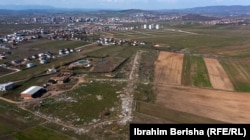 Pista e aerodromit të Drenasit mezi dallohet, pasi është mbuluar nga mbeturinat qëkur u braktis.