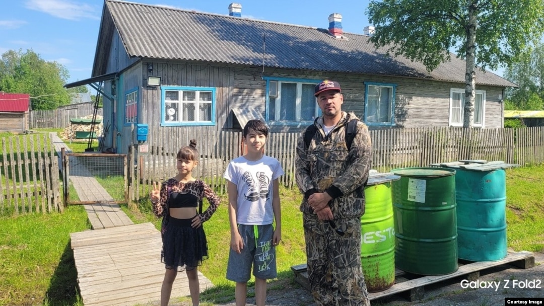 Павел Тиц с детьми с поселке Кривцы