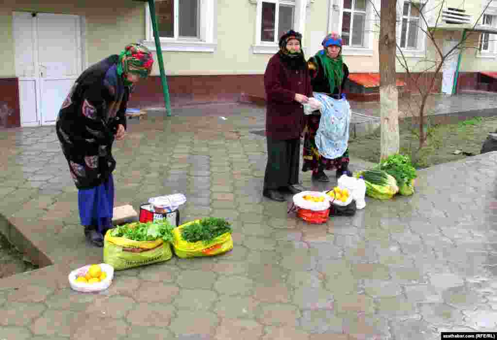 Aşgabadyň Teke bazarynyň golaýynda, Görogly köçesiniň ugrunda gök-bakja önümlerini satýan köçe söwdagärleri.