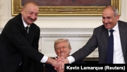 Վաշինգտոն - Հայաստանի, Ադրբեջանի և ԱՄՆ-ի առաջնորդների ձեռքսեղմումը հայ - ադրբեջանական խաղաղության պայմանագրի նախաստորագրումից հետո, 8-ը օգոստոսի, 2025թ. 