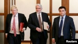 Боріс Джонсон, Вітольд Ващиковський і Павло Клімкін (л -> п) на прес-конференції в Києві, 1 березня 2017 року