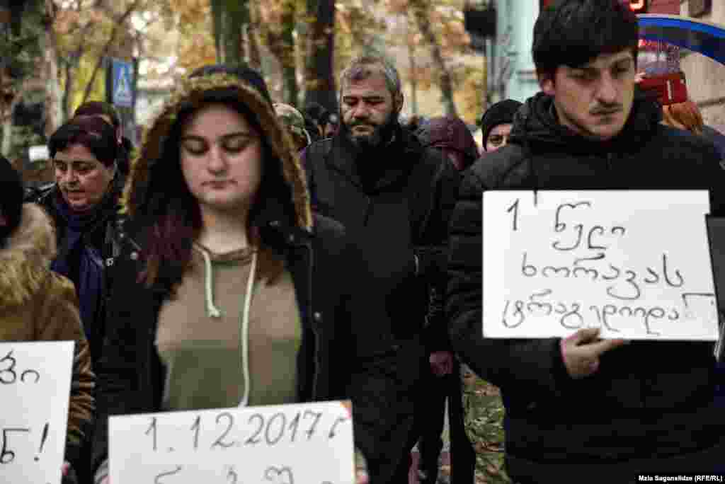 მდუმარე აქციაში&nbsp;ზაზა სარალიძესთან ერთად ათობით ადამიანი მონაწილეობდა.