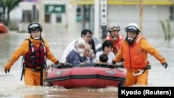 Спасение людей во время наводнения в Японии.
