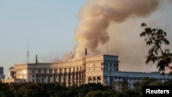 Fumul se ridică deasupra unei clădiri a sediului guvernului ucrainean, după atacurile cu drone și rachete rusești la Kiev, pe 7 septembrie 2025.