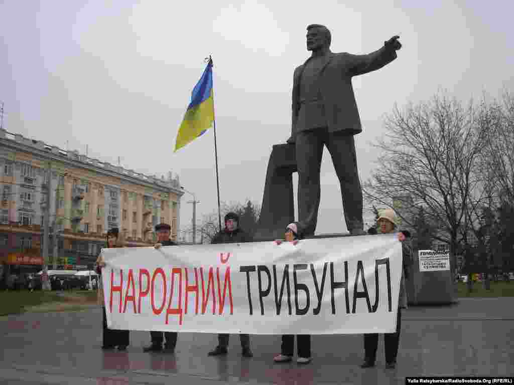 Ukraine -- Ukrainian citizens mourn Holodomor victims, Dnipropetrovsk, 23Nov2013