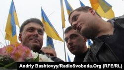 Кандидат від ВО «Свобода» Андрій Іллєнко (праворуч) разом із лідером своєї політичної сили Олегом Тягнибоком, 14 жовтня 2012 року