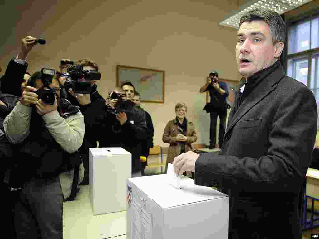 Zoran Milanović, lider oporbene SDP, na glasanju u Zagrebu, 4. prosinac 2011.