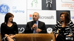 Polgár Judit (j), Garri Kaszparov volt sakkvilágbajnok (k) és Polgár Zsófi (b) a VII. Aquaprofit-Polgár nemzetközi sakkfesztiválon tartott sajtótájékoztatón a budapesti Művészetek Palotájában 2013. szeptember 29-én.