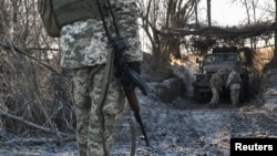 Українські військові із ракетною системою залпового вогню BM-21 «Град» поблизу лінія фронту, Донецька область, 25 грудня 2025 року