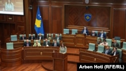 Kryeparlamentarja Albulena Haxhiu, gjatë adresimit në seancën e jashtëzakonshme.