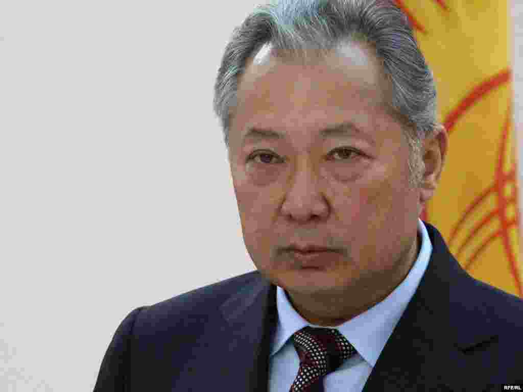 К. Бакиев: Кан төгүүгө мен күнөөлүү эмесмин - 12-апрелде Курманбек Бакиев “Азаттыкка” курган маегинде 7-апрелдеги кан төгүүгө анын тиешеси болбогонун айтып, убактылуу өкмөттүн мүчөлөрү менен сүйлөшүүгө даяр экендигин билдирди. 19-апрелде Курманбек Бакиев үй-бүлөсү менен Минскиге учуп кетти.