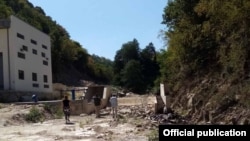 Изградба на мала хидроелектрана на Маркова Река во Македонија. Граѓанските здруженија реагираат дека е уништена природата и дека инвеститорите ги игнорираат законите.