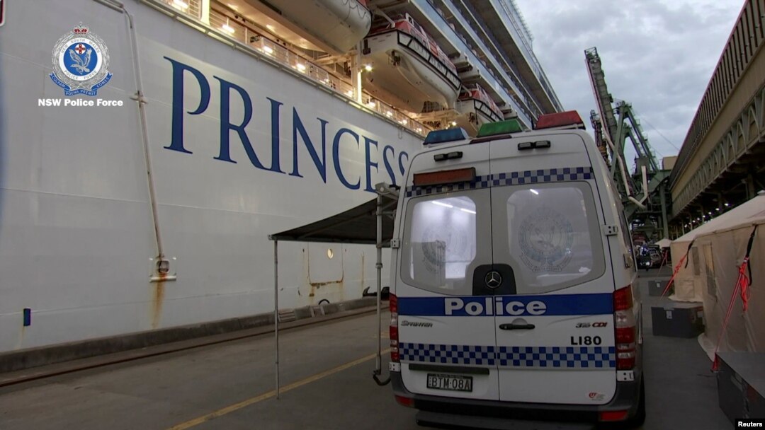 Policijsko vozilo NSW-a pored broda Ruby Princess u Port Kembli, Novi Južni Wales, Australija, 8. aprila 2020.