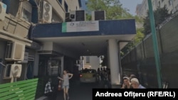 Intrarea B a Spitalului Floreasca. Pe aici are loc accesul spre Centrul pentru Arși de la etajul 3. 