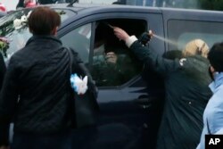 Полицейский использует газ против пенсионерки. Минск, 12 октября