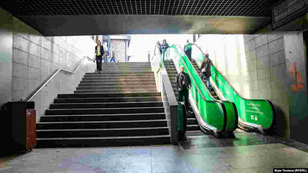 Nënkalimi në lagjen "Dardania" është tejet i përdorshëm, pasi në njërën anë ka edhe shkallë lëvizëse, por ai nuk është plotësisht funksional, pasi i mungon një kalim për karroca.