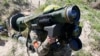 Український військовий із переносним протитанковим ракетним комплексом «Джавелін» під час навчань у травні 2021 року. Фото: Reuters 