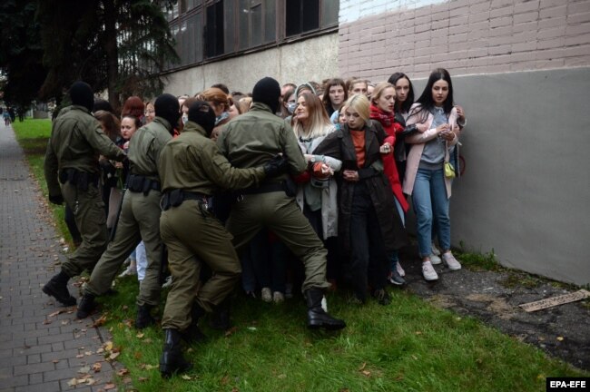 Полицейские и девушки, вышедшие на митинг в поддержку задержанной Марии Колесниковой, Минск, 8 сентября