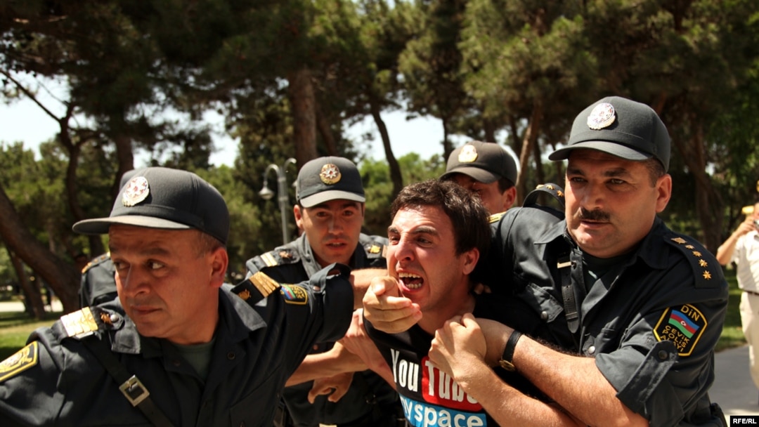 Bakıda mitinqlədrən birində müxalifət fəalı saxlanarkən, 12 iyun 2010