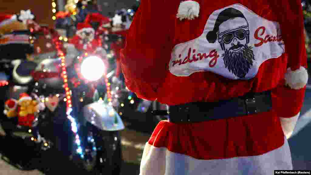 Članovi kluba &quot;Riding Santas&quot; tokom aktivnosti u Njemačkoj, 6. decembra 2024.